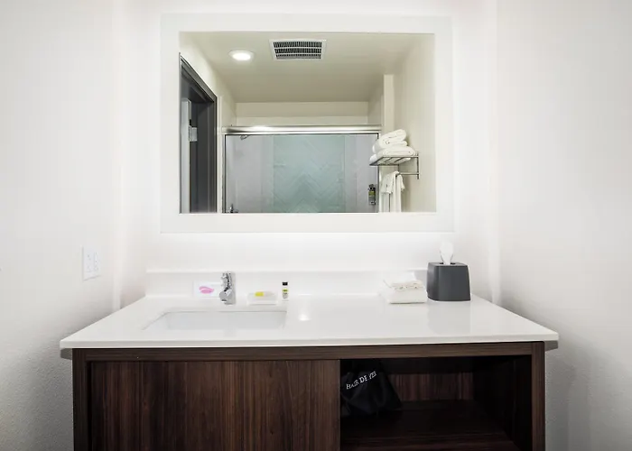 - Stadium&ent Dist By Ihg 3* Glendale